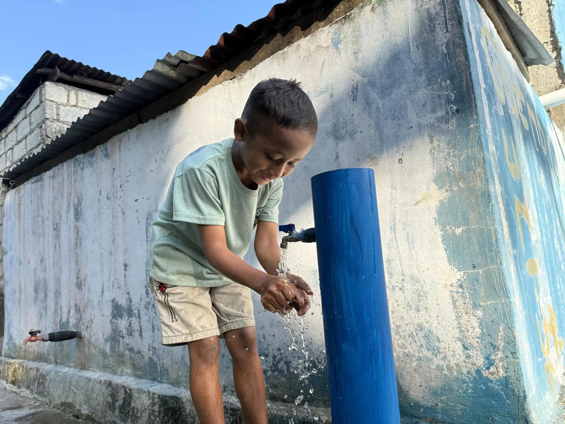 Anak-anak mengakses air bersih